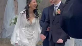 Düğün gününde konukların önünde kullanmak istedikleri soyisimlerine birlikte karar verdiler! Gelin ve damadın yazı tura attığı anlar olay oldu