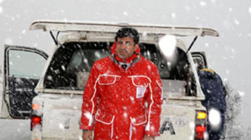 Gazeteciler karda mahsur kaldı