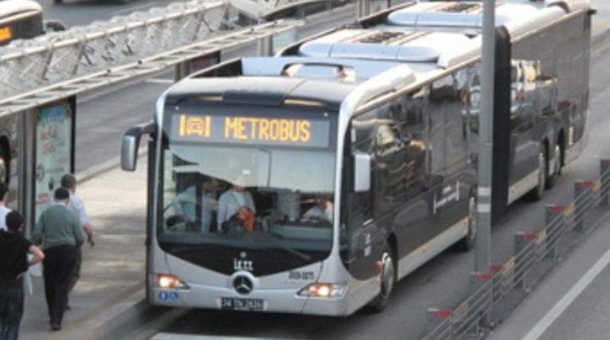 Metrob&uuml;s &uuml;zerinde ceset