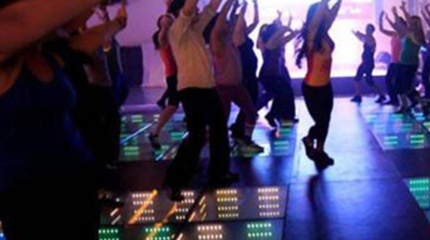 Elektrik &uuml;reten dans pisti