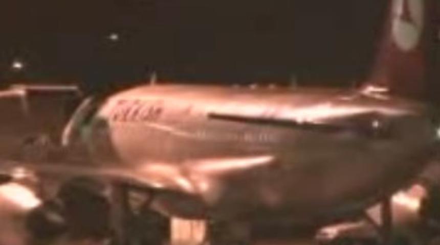 THY u&ccedil;ağının kokpit camı &ccedil;atladı