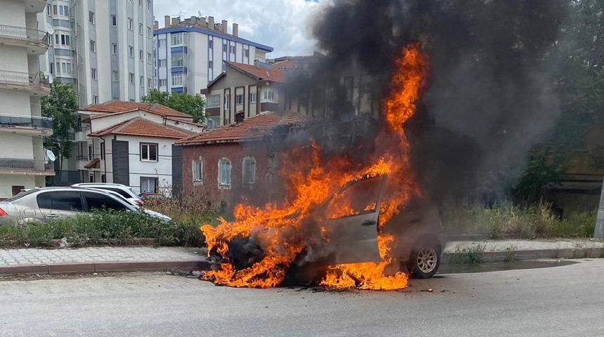 Arabasına bindi, kontağı çevirdiği anda... Otomobil alev topuna döndü