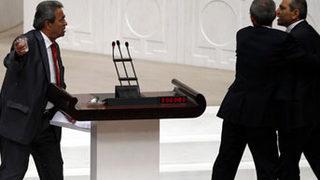 AK Partili ve CHP'li vekiller birbirine girdi