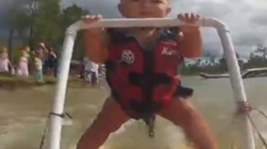 Bebeğin su kayağı keyfi