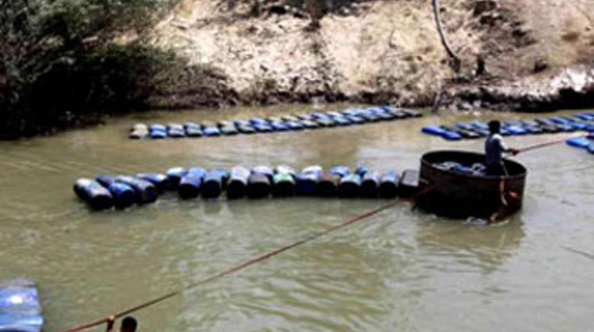 İşte ka&ccedil;ak mazotun Asi nehrinden yolculuğu