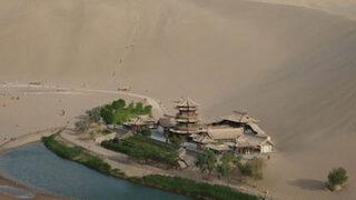 Çöl ortasında bir göl