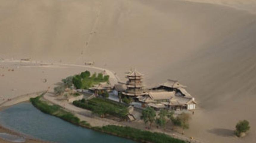 Çöl ortasında bir göl