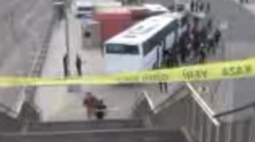 Metrob&uuml;s durdu, vatandaşlar geri d&ouml;nd&uuml;