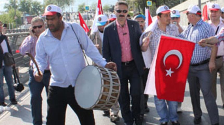 Hak-İş davul zurna eşliğinde Taksim'e geldi