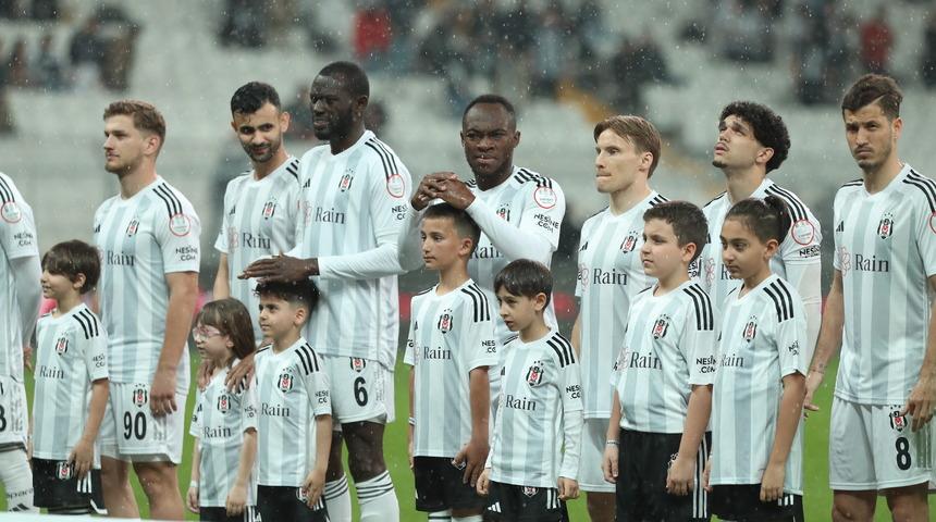 Beşiktaş'ta sakatlık şoku! İlk yarı golünü attı, ikinci yarı sahaya dönemedi