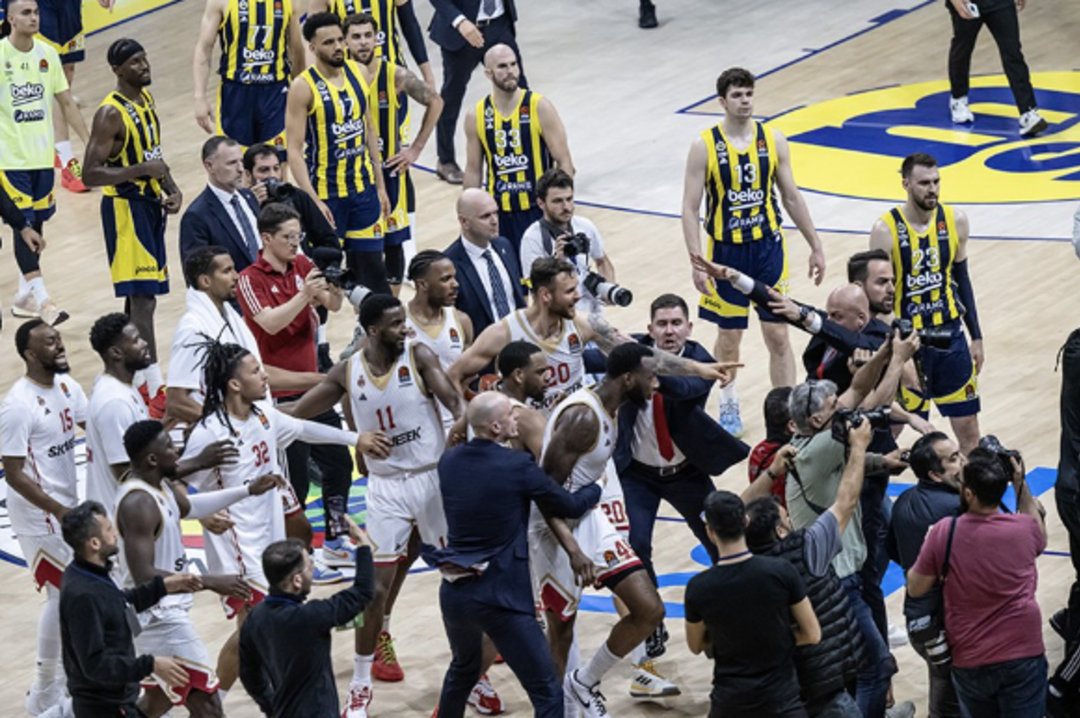 EuroLeague'de olaylı gece! Fenerbah&ccedil;e Beko-Monaco ma&ccedil;ı sonrası ortalık karıştı, polis m&uuml;dahale etti