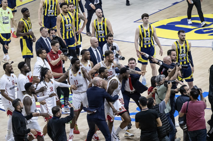 EuroLeague'de olaylı gece! Fenerbahçe Beko-Monaco maçı sonrası ortalık karıştı, polis müdahale etti 18759168-728xauto