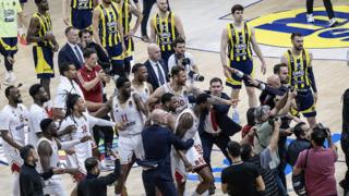 EuroLeague'de olaylı gece! Fenerbahçe Beko-Monaco maçı sonrası ortalık karıştı, polis müdahale etti