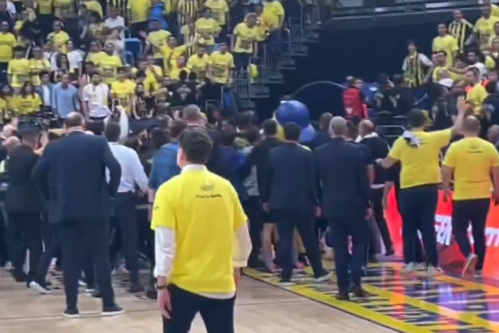 EuroLeague'de olaylı gece! Fenerbahçe Beko-Monaco maçı sonrası ortalık karıştı, polis müdahale etti G3