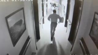 Huzurevinde dehşet dolu dakikalar! İki elinde bıçak bulunan zanlı kameralara saniye saniye yansıdı 