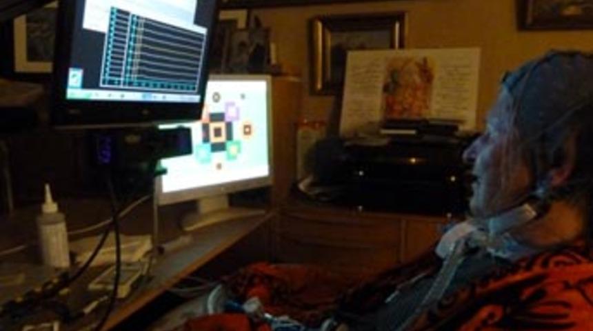 Beyin dalgalarıyla resim yapıyor