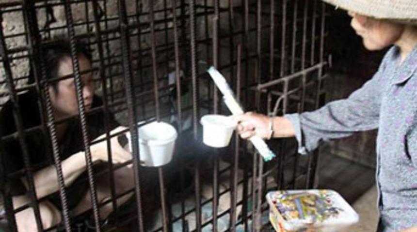 Katil oğlunu kafeste tutuyor