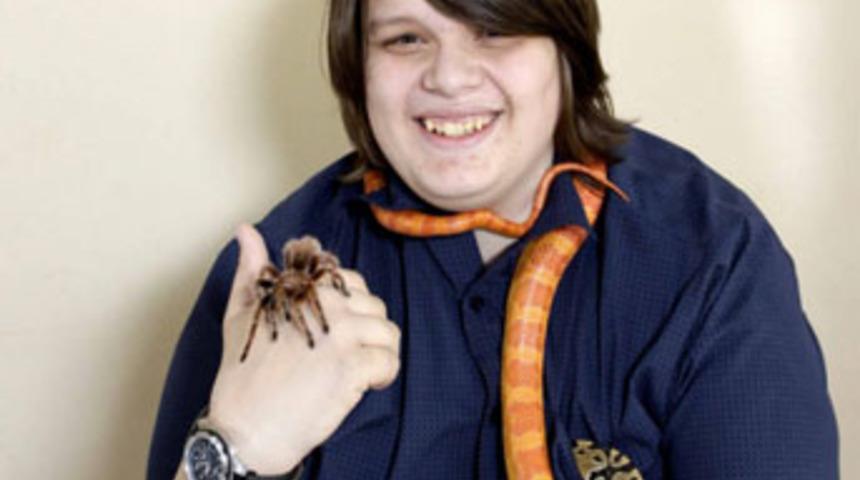 Odasını yüzlerce egzotik hayvanla paylaşıyor