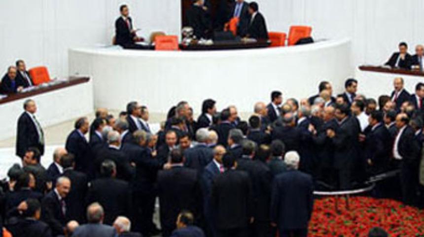 3 parti imzasını &ccedil;ekti