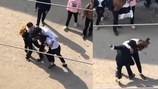 Kız öğrenciler okul çıkışında birbirlerine girdi! Sokak ortasındaki saç saça baş başa kavga saniye saniye kameraya yansıdı