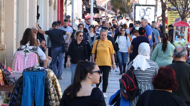 'Eskiden daha uygundu, şu anda uçmuş' Akın akın alışverişe geliyorlardı! Yüksek fiyatlardan onlar da şikayetçi 'Bir kere kazıklarsan arkası gelmez' uyarısı