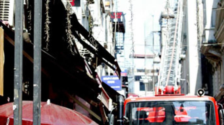 Tarihi &Ccedil;i&ccedil;ek Pasajı'nda yangın