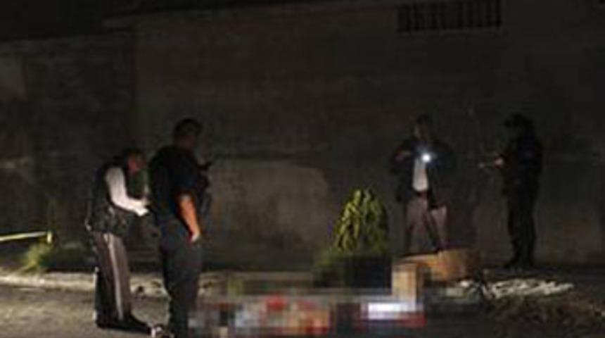 Foto muhabirini par&ccedil;alayıp sokağa attılar