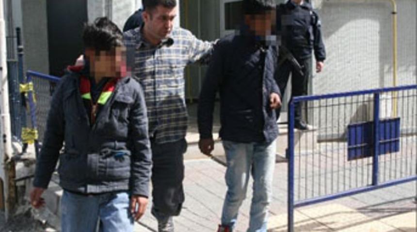 Engelli kıza ve ağabeyine tecav&uuml;z ettiler