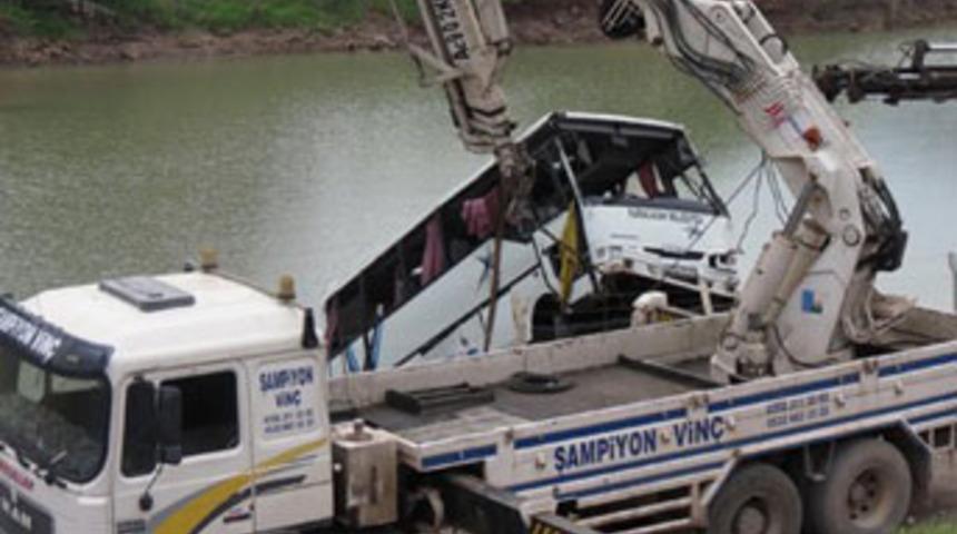 Midibüs baraja uçtu