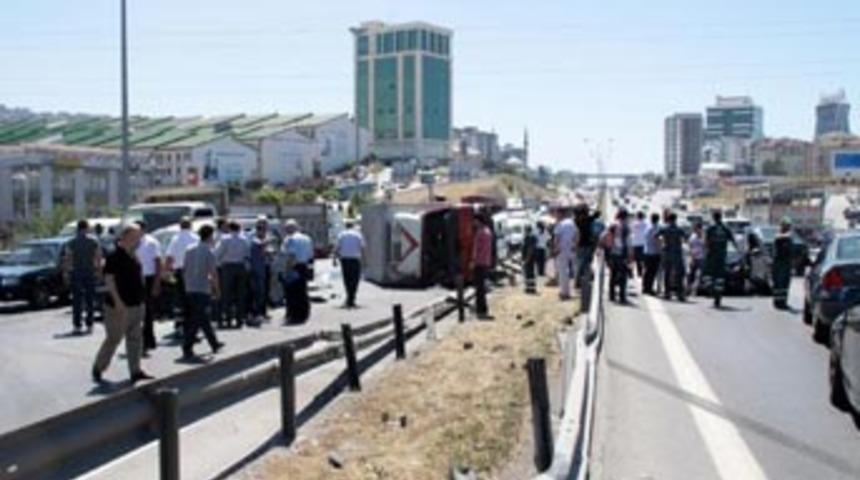 E-5'i savaş alanına &ccedil;eviren kaza