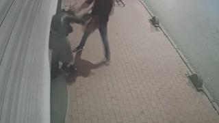 Fatih'teki gasp dehşeti kamerada! Genç kadın kafa ve yumruk darbeleriyle neye uğradığını şaşırdı...