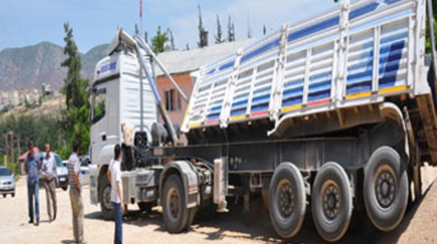 Mıcır yüklü tır yan yattı, sürücü yaralandı