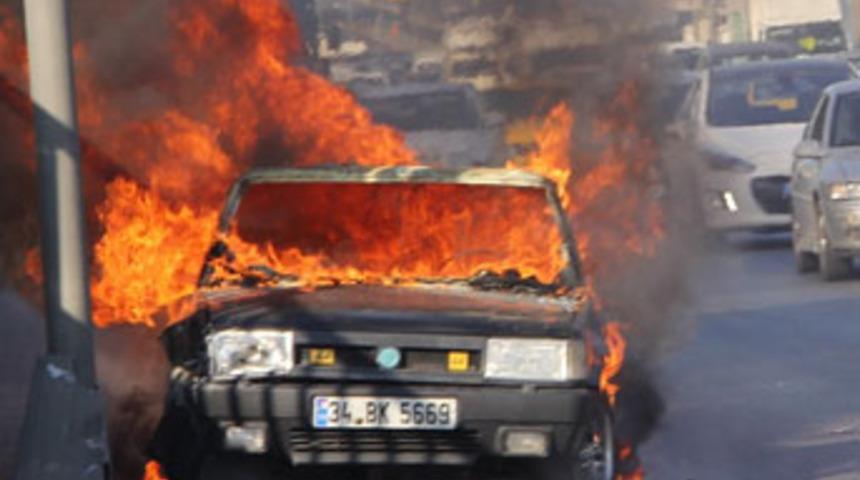 Seyir halindeki ara&ccedil; alev alev yandı