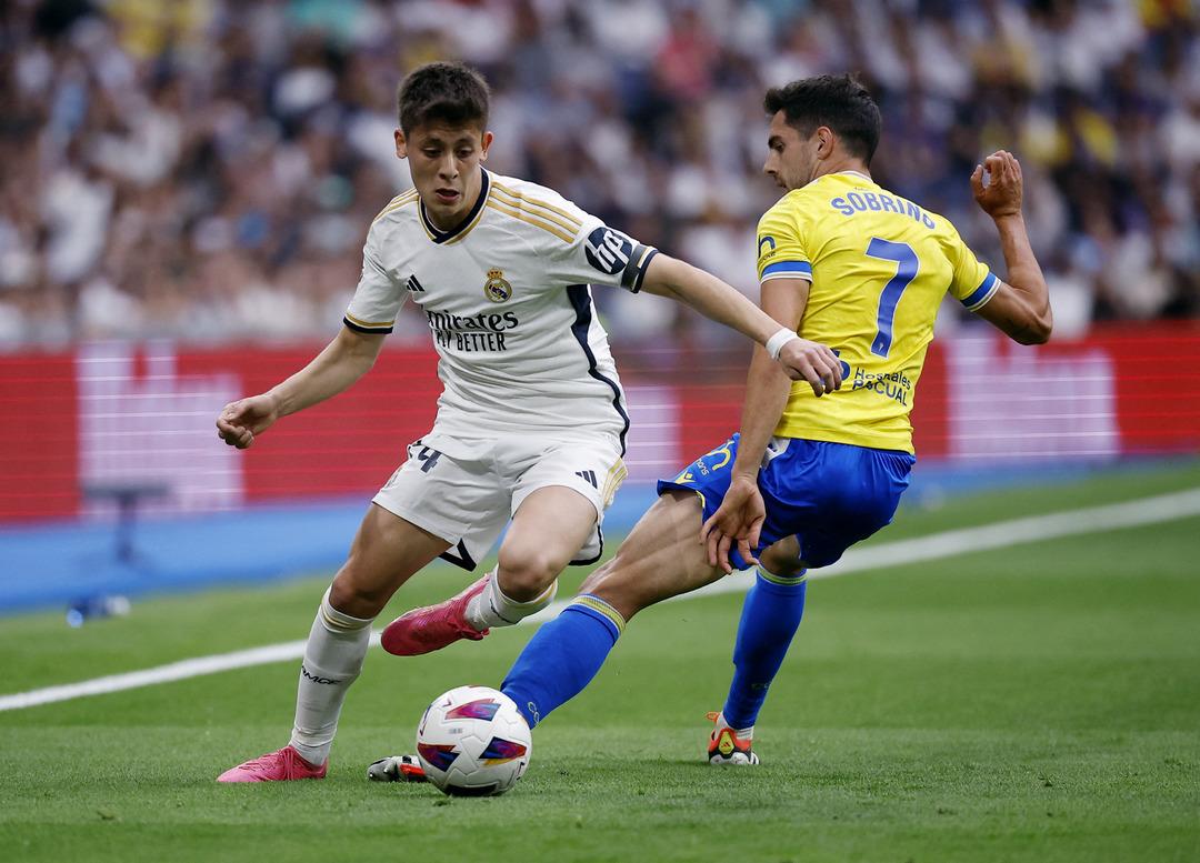 Arda G&uuml;ler neler yaptı neler! Santiago Bernabeu trib&uuml;nleri şaştı kaldı, taraftarlar yıldız ismi ayakta alkışladı