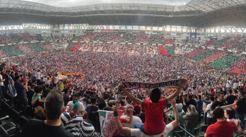 Amedspor TFF 1. Lig'e yükseldi! Tüm stat sahaya indi, böyle şampiyonluk kutlaması görülmedi