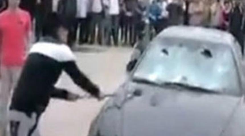 L&uuml;ks aracını balyozla par&ccedil;aladı