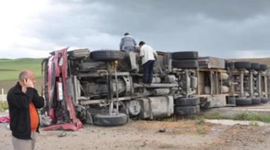 Kazaya bakarken kaza yaptı: 2 &ouml;l&uuml;