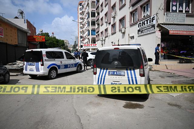 Adana'da silahlı saldırı dehşeti! Küçük çocuğuyla yoldan geçen kadın ensesinden vurularak öldü 640xauto