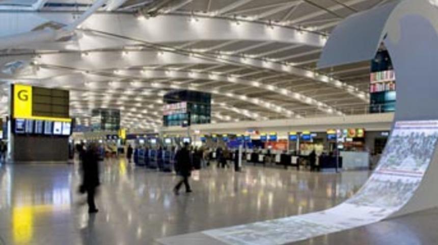 Heathrow Havaalanı uçuşlara kapatıldı