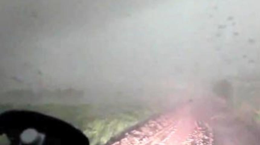 Hortumun i&ccedil;inde dehşeti yaşadılar