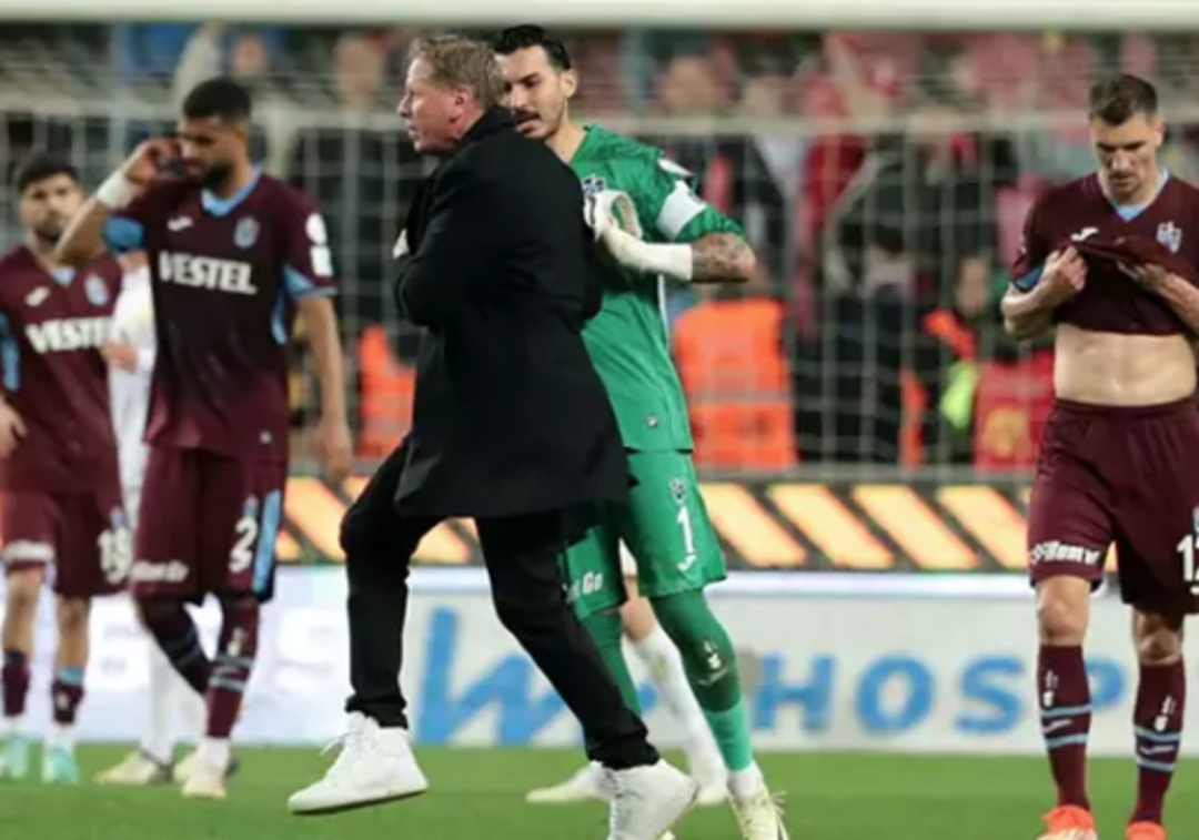 Karadeniz derbisinde Samsunspor Trabzonspor'u tam 19 yıl sonra mağlup etti! Karşılaşmanın ardından saha i&ccedil;i karıştı... Uğurcan &Ccedil;akır'dan Markus Gisdol'e saldırı