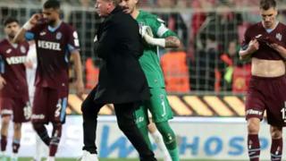 Karadeniz derbisinde Samsunspor Trabzonspor'u tam 19 yıl sonra mağlup etti! Karşılaşmanın ardından saha içi karıştı... Uğurcan Çakır'dan Markus Gisdol'e saldırı