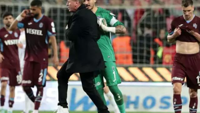 Karadeniz derbisinde Samsunspor Trabzonspor'u tam 19 yıl sonra mağlup etti! Karşılaşmanın ardından saha içi karıştı... Uğurcan Çakır'dan Markus Gisdol'e saldırı