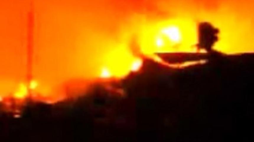 Pakistan'da 9 katlı binada yangın: 22 &ouml;l&uuml;