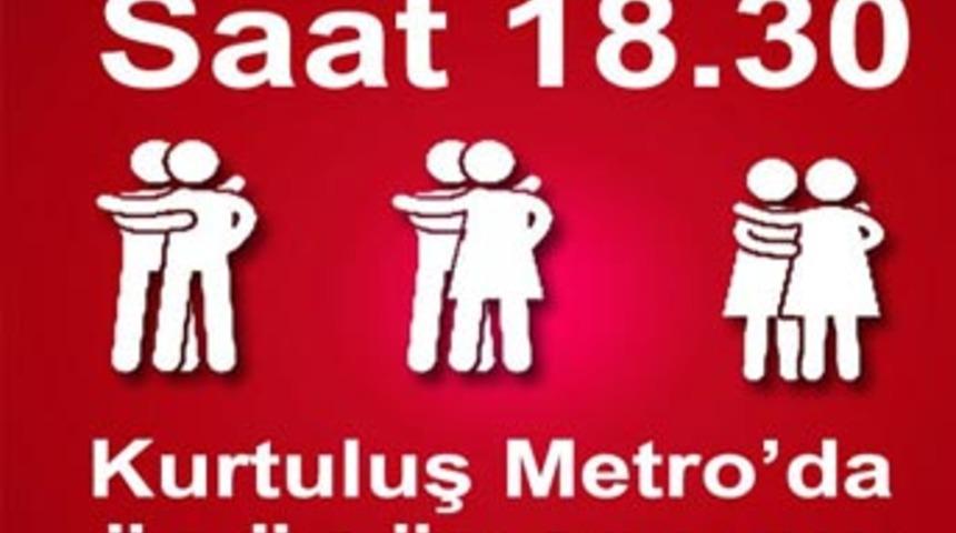 Ankara metrosunda &ouml;p&uuml;şme eylemi