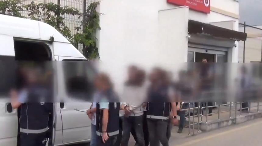 Yüklü miktarda döviz ve TL ile yakalandılar! 2 ilde göçmen kaçakçılarına operasyon