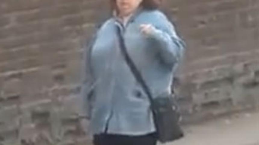 Otobüs durağındaki hareketleri meşhur etti