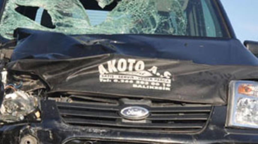 Otomobille motosiklet çarpıştı