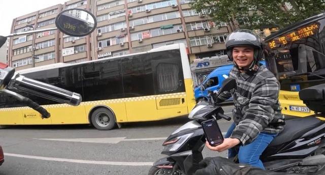 Kahkahaya boğan kaza! Trafikte motosikletliye çarpan kişi bakın kim çıktı 640xauto