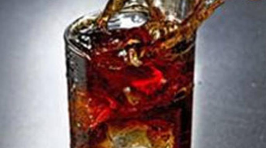 Kola i&ccedil;e i&ccedil;e hayatını kaybetti